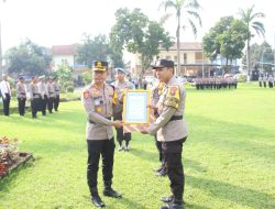 Dua Anggota Polres Bondowoso Mendapatkan Penghargaan Kapolres