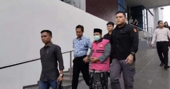 Tersangka Baru kasus dugaan korupsi dana hibah, inisial MH, selaku ketua yayasan di Kabupaten Bondowoso. 18 februari 2025. (Foto: Dok. Kliktoday)