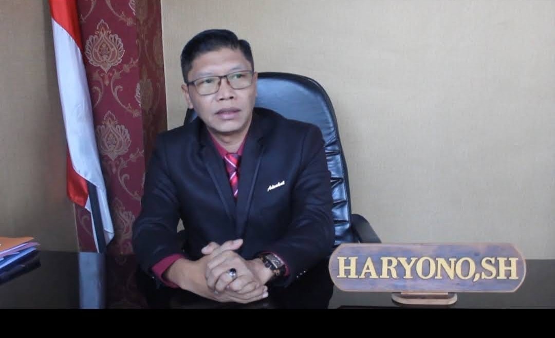 Lembaga bantuan hukum, hak asasi manusia, LBH HAM Jatim. Haryono, S.H saat dikantornya. Kamis 20 februari 2025 (Foto. Dok: kliktoday)