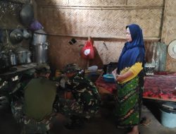 Kebersamaan TMMD, Anggota Satgas Bantu Mak Hos Memasak