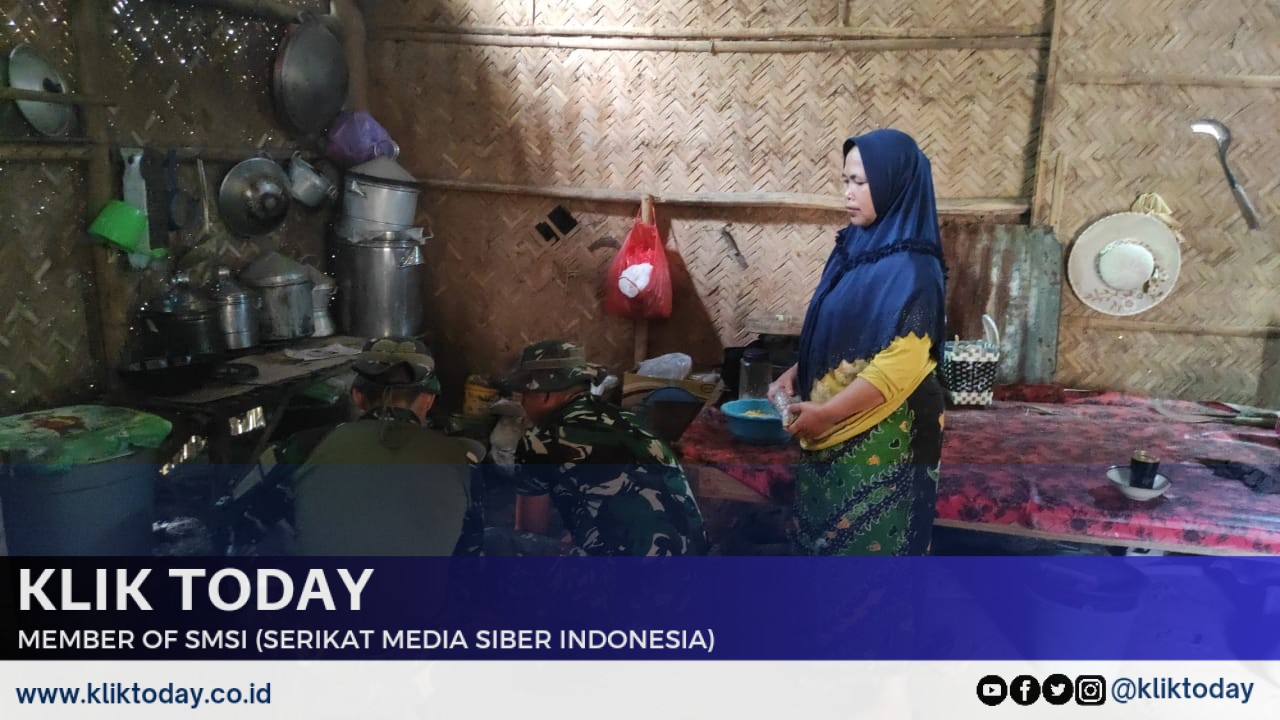 Anggota satgas TMMD saat bantu Mak Hos memasak. Selasa 25 februari 2025. (Foto. Dok: kliktoday)