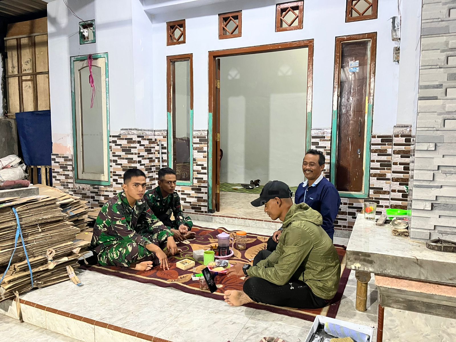 TMMD ke-123 menyempatkan diri untuk melakukan komunikasi sosial (Komsos) dengan warga Desa Gunosari. Rabu 26 februari 2025. (Foto. Dok: kliktoday)