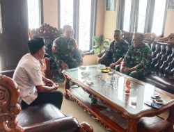 Babinsa Kopda Lukman Dampingi Pabintal Korem 083 dalam Komsos TMMD ke-123 di Rumah Kades Trotosari