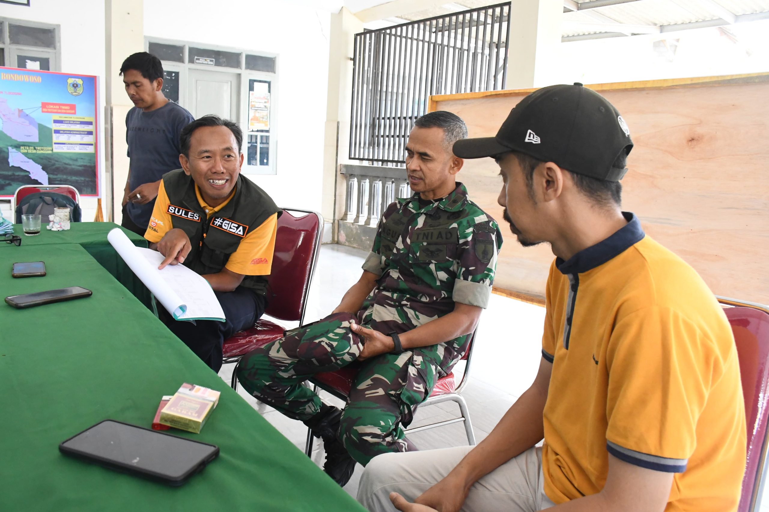 TMMD bersama Dinas Kependudukan dan Pencatatan Sipil gelar pelayanan administrasi kependudukan gratis bagi warga Desa Gunosari dan Trotosari, Kabupaten Bondowoso. (Foto. Dok: kliktoday)