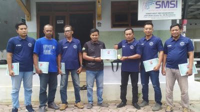 Ketua SMSI Bondowoso saat menyerahkan Sertifikat UKW kepada perwakilan peserta UKW Unitomo angkatan ke 16 bertempat di Sekretariat SMSI Bondowoso. Jumat, 28/2/2025. (Foto: Dok. SMSI Bondowoso)