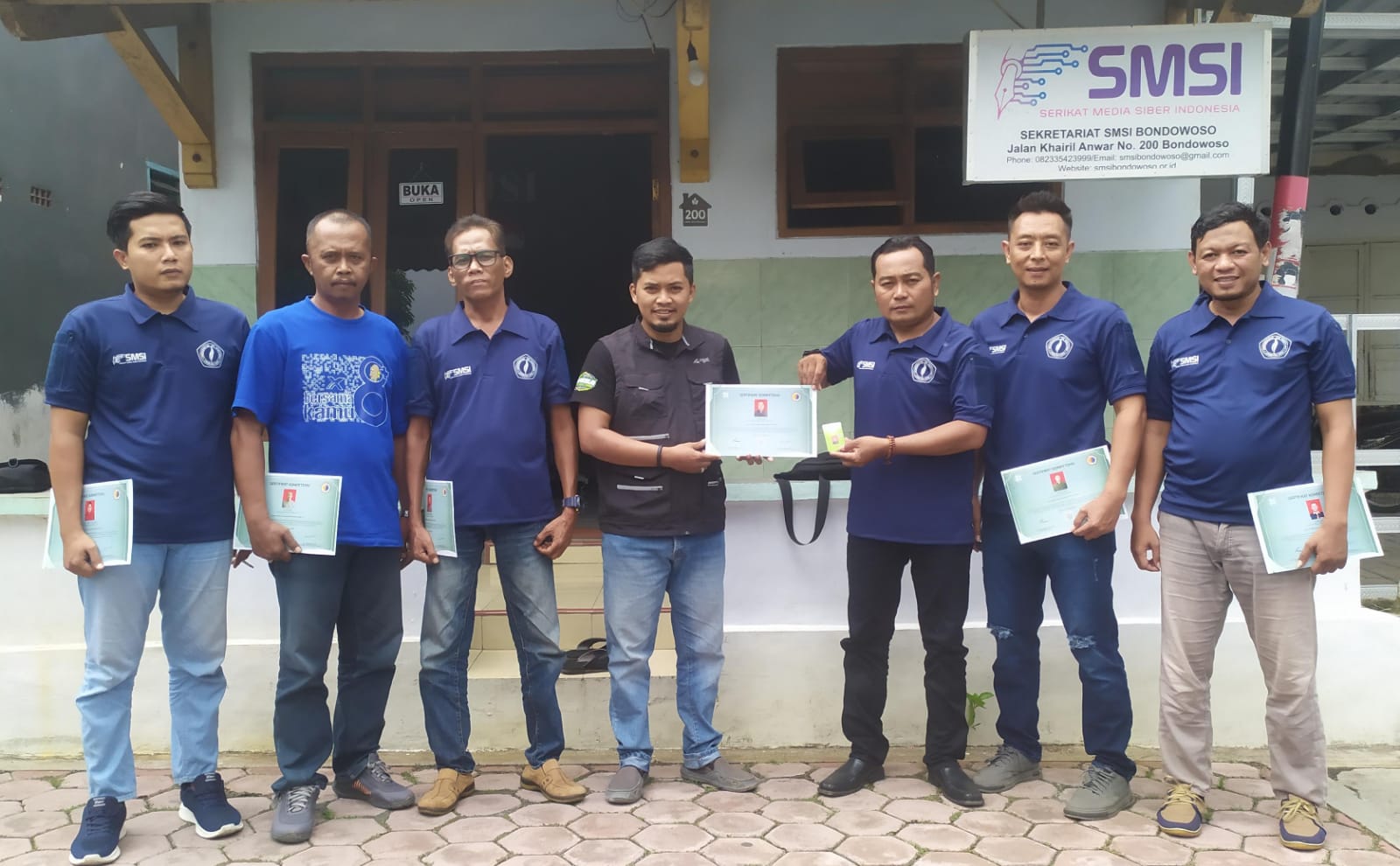 Ketua SMSI Bondowoso saat menyerahkan Sertifikat UKW kepada perwakilan peserta UKW Unitomo angkatan ke 16 bertempat di Sekretariat SMSI Bondowoso. Jumat, 28/2/2025. (Foto: Dok. SMSI Bondowoso)