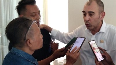 H.M. Nasim Khan, penasihat Serikat Media Siber Indonesia (SMSI) Kabupaten Bondowoso, mengucapkan selamat kepada 21 wartawan. (Foto. Dok: kliktoday)