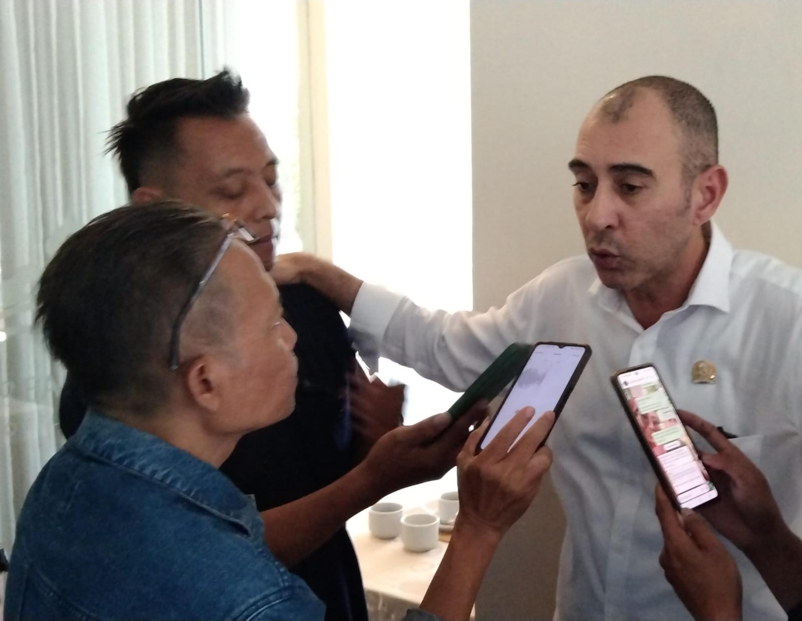 H.M. Nasim Khan, penasihat Serikat Media Siber Indonesia (SMSI) Kabupaten Bondowoso, mengucapkan selamat kepada 21 wartawan. (Foto. Dok: kliktoday)