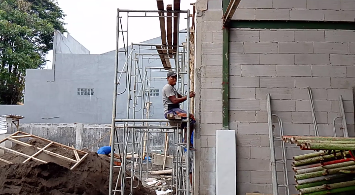 Foto: pekerja pembangunan mie gacoan tanpa keselamatan dan kesehatan kerja (K3). Jumat 7 februari 2025