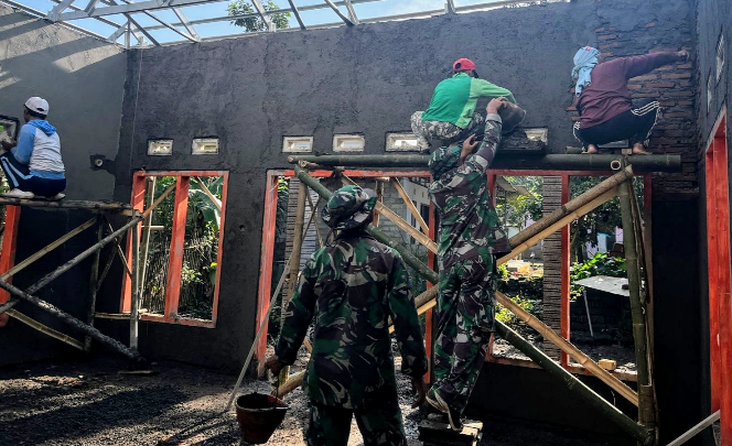 TMMD) ke-123 yang terdiri dari personel Marinir TNI AL dan KOPASGAT TNI AU terus menggenjot pembangunan musolla di Desa Trotosari, (foto. Dok: kliktoday)