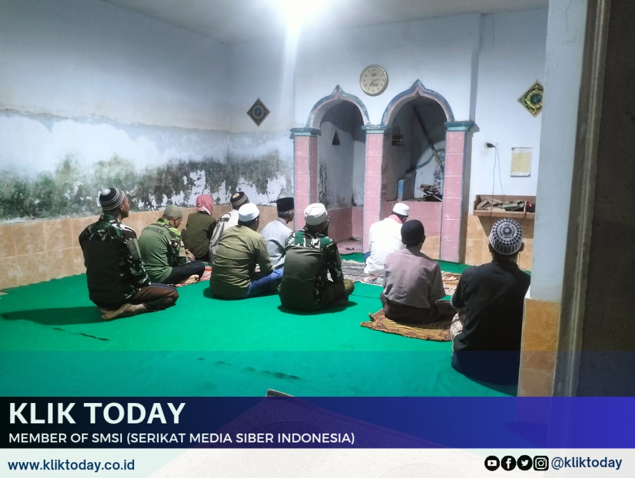 Satgas TMMD laksanakan sholat terawih juga tadarus bersama warga. (Foto. Dok: kliktoday)