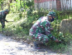 Ciptakan Jalur Aman, Satgas TMMD Ke-123 Bondowoso Giat Babat Rumput