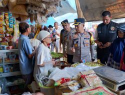 Pantau Stabilitas Harga, Kapolres Bondowoso bersama Diskoperindag Lakukan Sidak Pasar