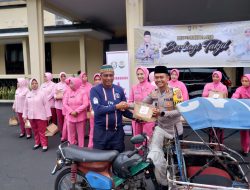 Berkah Ramadhan Polres Bondowoso Gelar Aksi Berbagi Takjil dengan tukang becak