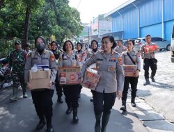 Polwan Terjun ke Kebon Jeruk, Serahkan Snack hingga Sembako ke Warga Terdampak Banjir