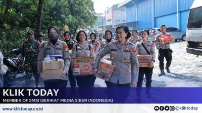 Polwan Terjun ke Kebon Jeruk, Serahkan Snack hingga Sembako ke Warga Terdampak Banjir