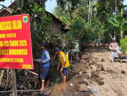 Percepat Pembangunan Desa, Warga dan Satgas TMMD Ke-123 Bondowoso Pasang Paving Block