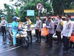 Ramadhan Penuh Berkah, Kapolres Bondowoso Bagikan 100 Takjil kepada Pengguna Jalan