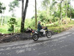 Jelajahi Medan Sulit, Anggota Pendim 0822 Gunakan KLX untuk Tinjau TMMD 123