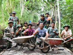 Pererat Kebersamaan, Danki Satgas dan Prajurit TMMD Abadikan Momen Bersama