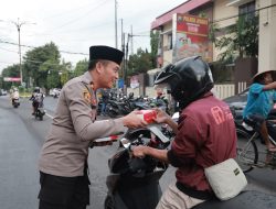 Ramadan Berkah, Polres Jember Berbagi 250 Takjil Gratis untuk Warga
