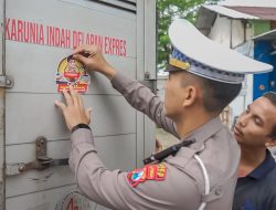 Mudik Aman, Keluarga Nyaman, Polres Jember Pasang Stiker dan Papan Imbauan