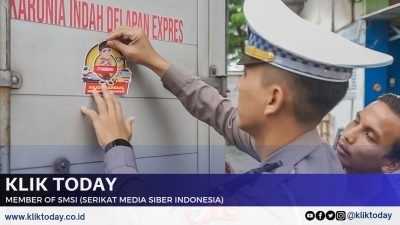 Mudik Aman, Keluarga Nyaman, Polres Jember Pasang Stiker dan Papan Imbauan