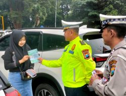Dukung Kelancaran Mudik, Polres Bondowoso Pasang Stiker juga Sebar Imbauan Keselamatan