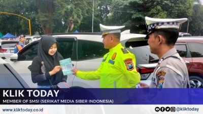 Dukung Kelancaran Mudik, Polres Bondowoso Pasang Stiker juga Sebar Imbauan Keselamatan