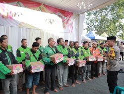Peduli Ojol, Polres Jember Salurkan 100 Paket Sembako dalam Baksos Ramadhan
