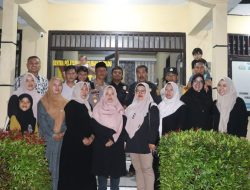 Peduli Sesama, Kapolsek Sumber Wringin Santuni Warga dengan Bingkisan Lebaran