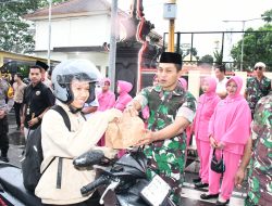 Perkuat Sinergi, Dandim 0822 dan Kapolres Bondowoso Bagikan Takjil kepada Masyarakat
