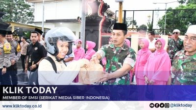 Perkuat Sinergi, Dandim 0822 dan Kapolres Bondowoso Bagikan Takjil kepada Masyarakat