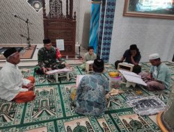 Bersama Warga  Babinsa Sertu Jauhari dalam Tadarus di Masjid Nurul Huda