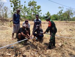 Babinsa Kodim 0822 Bondowoso, Bantu Pemasangan Pipa Air Bersih untuk Warga