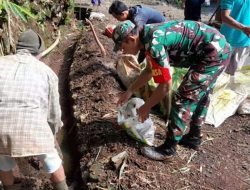 Cegah Demam Berdarah, Babinsa Wringin Bondowoso Ajak Warga Bersihkan Selokan