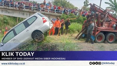 Insiden Tragis, Grand Livina Tercebur ke Sungai, Korban Dilarikan ke RSUD dr, Sutomo Nganjuk