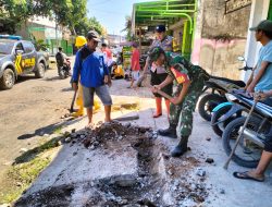Peduli Lingkungan, Babinsa dan Polsek Cermee Bersihkan Gorong-Gorong