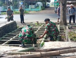 Got Tersumbat, Babinsa Turun Tangan, Warga Dadapan Kompak Bersihkan Saluran Air