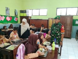 Babinsa Dampingi Distribusi 2.549 Paket Makanan Bergizi Gratis ke 15 Sekolah di Bondowoso