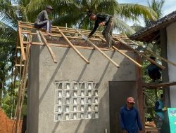 Bukti Kemanunggalan, TNI dan Warga Antusias Bangun MCK Masjid di Hari ke-12 TMMD ke-124