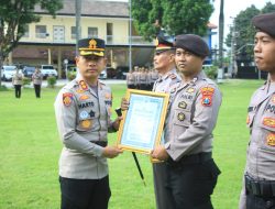 Kapolres Bondowoso Pimpin Sertijab dan Beri Penghargaan Anggota Berprestasi