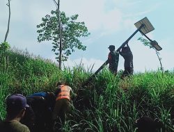 PJU Terpasang, Warga Bersyukur! Babinsa dan Kades Kompak Terangi Desa Gunung Sari
