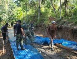 Pesisir Barat, Kebersamaan TNI dan Warga Warnai Pembangunan Jalan di Pekon Pemerihan