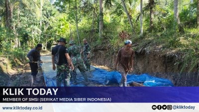 Pesisir Barat, Kebersamaan TNI dan Warga Warnai Pembangunan Jalan di Pekon Pemerihan