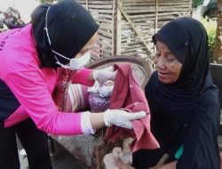 Peduli Sesama, Ny Abel Harto Agung dan Bhayangkari Kunjungi Nenek Tidur di Tumpukan Sampah