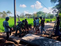 Babinsa Serka Adam Pimpin Langsung Pembuatan Jembatan di Desa Dawuhan, Warga Antusias Gotong Royong