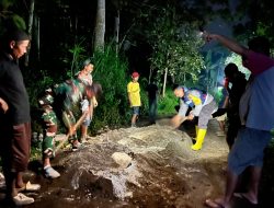 Kebersamaan untuk Kemajuan, Bhabinkamtibmas, Babinsa dan Warga Sumber Waru Kompak Bangun Jalan Desa