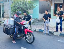 Peduli Sesama, Anggota SMSI Bondowoso Tebar Kebaikan Bagikan Nasi Bungkus Kepada Pengendara