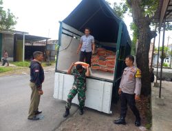 Babinsa Kawal Ketat Pembagian Pupuk Gratis, Petani Tembakau Desa Koncer Bondowoso